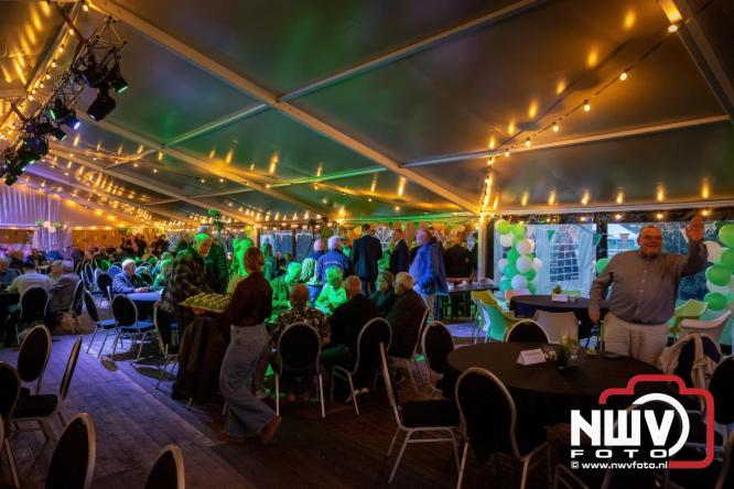 Onder luid applaus en in een tot de nok gevulde feesttent vierde Owios uit Oldebroek haar 100-jarig jubileum met een onvergetelijke receptie. - © NWVFoto.nl