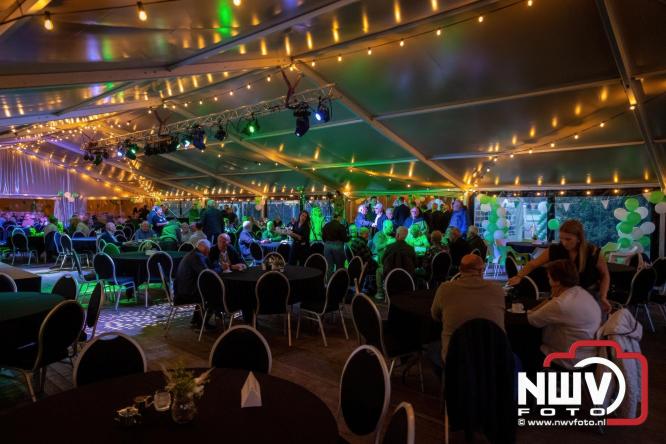 Onder luid applaus en in een tot de nok gevulde feesttent vierde Owios uit Oldebroek haar 100-jarig jubileum met een onvergetelijke receptie. - © NWVFoto.nl