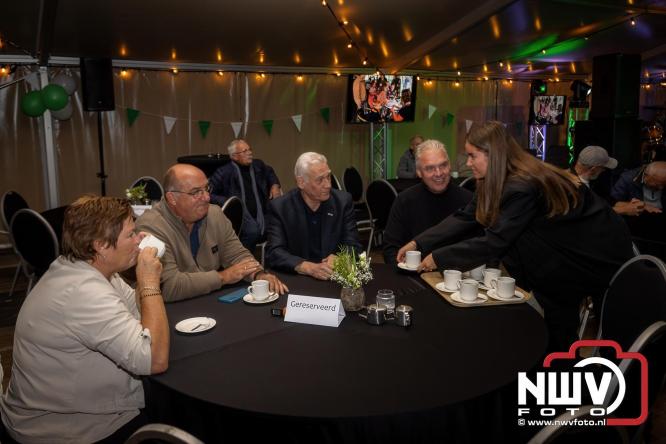 Onder luid applaus en in een tot de nok gevulde feesttent vierde Owios uit Oldebroek haar 100-jarig jubileum met een onvergetelijke receptie. - © NWVFoto.nl