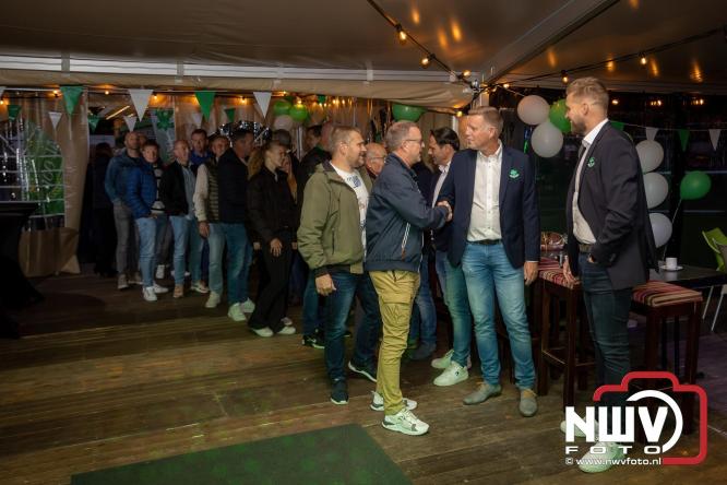 Onder luid applaus en in een tot de nok gevulde feesttent vierde Owios uit Oldebroek haar 100-jarig jubileum met een onvergetelijke receptie. - © NWVFoto.nl