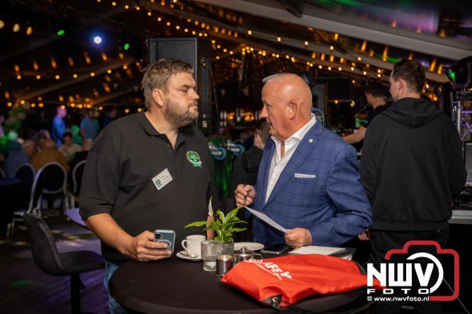Onder luid applaus en in een tot de nok gevulde feesttent vierde Owios uit Oldebroek haar 100-jarig jubileum met een onvergetelijke receptie. - © NWVFoto.nl
