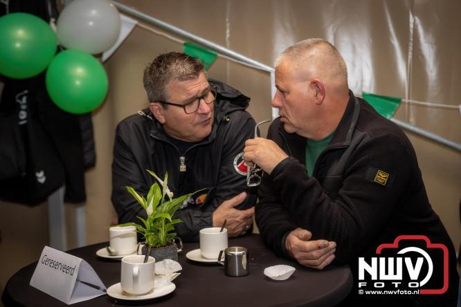 Onder luid applaus en in een tot de nok gevulde feesttent vierde Owios uit Oldebroek haar 100-jarig jubileum met een onvergetelijke receptie. - © NWVFoto.nl