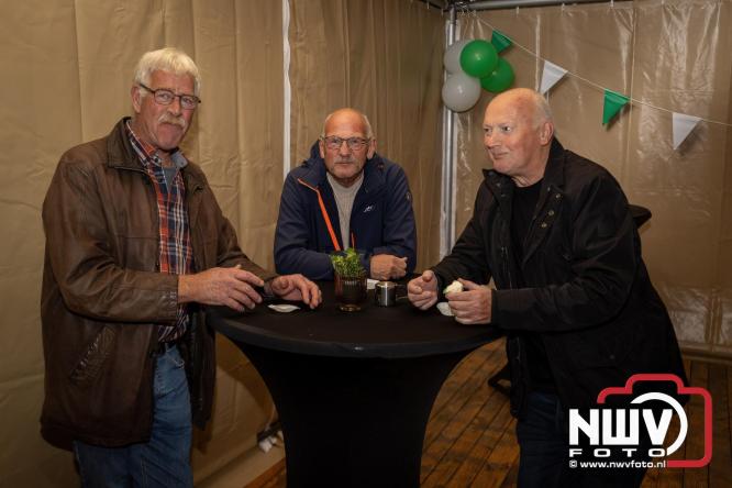 Onder luid applaus en in een tot de nok gevulde feesttent vierde Owios uit Oldebroek haar 100-jarig jubileum met een onvergetelijke receptie. - © NWVFoto.nl