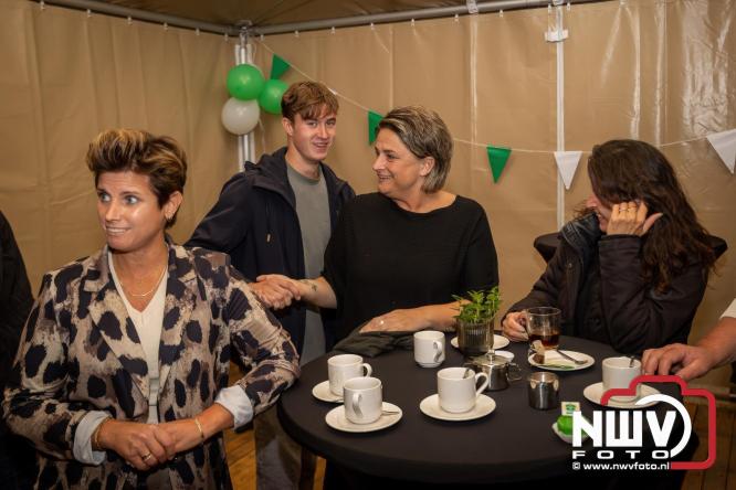 Onder luid applaus en in een tot de nok gevulde feesttent vierde Owios uit Oldebroek haar 100-jarig jubileum met een onvergetelijke receptie. - © NWVFoto.nl