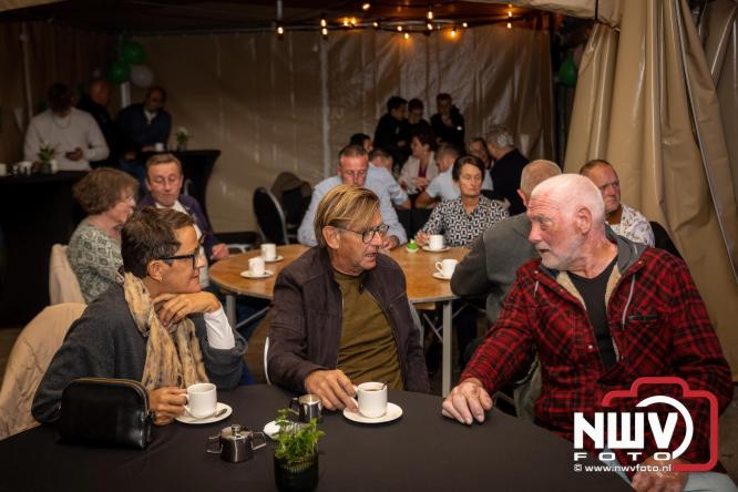 Onder luid applaus en in een tot de nok gevulde feesttent vierde Owios uit Oldebroek haar 100-jarig jubileum met een onvergetelijke receptie. - © NWVFoto.nl