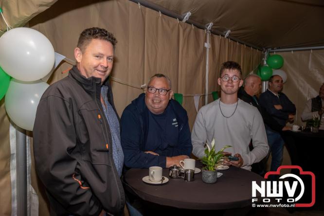 Onder luid applaus en in een tot de nok gevulde feesttent vierde Owios uit Oldebroek haar 100-jarig jubileum met een onvergetelijke receptie. - © NWVFoto.nl