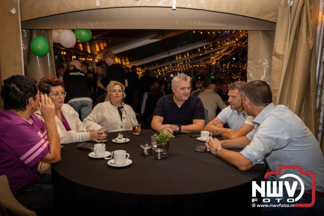 Onder luid applaus en in een tot de nok gevulde feesttent vierde Owios uit Oldebroek haar 100-jarig jubileum met een onvergetelijke receptie. - © NWVFoto.nl