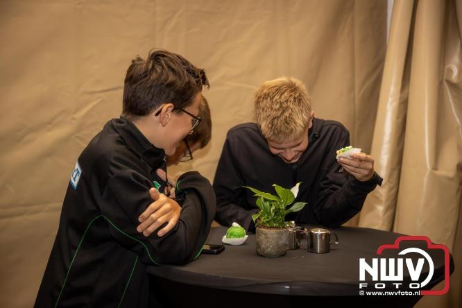 Onder luid applaus en in een tot de nok gevulde feesttent vierde Owios uit Oldebroek haar 100-jarig jubileum met een onvergetelijke receptie. - © NWVFoto.nl