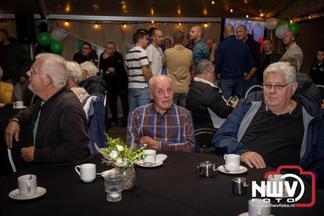 Onder luid applaus en in een tot de nok gevulde feesttent vierde Owios uit Oldebroek haar 100-jarig jubileum met een onvergetelijke receptie. - © NWVFoto.nl