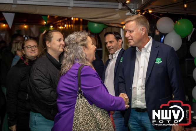 Onder luid applaus en in een tot de nok gevulde feesttent vierde Owios uit Oldebroek haar 100-jarig jubileum met een onvergetelijke receptie. - © NWVFoto.nl