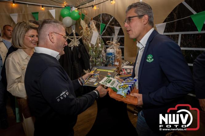 Onder luid applaus en in een tot de nok gevulde feesttent vierde Owios uit Oldebroek haar 100-jarig jubileum met een onvergetelijke receptie. - © NWVFoto.nl