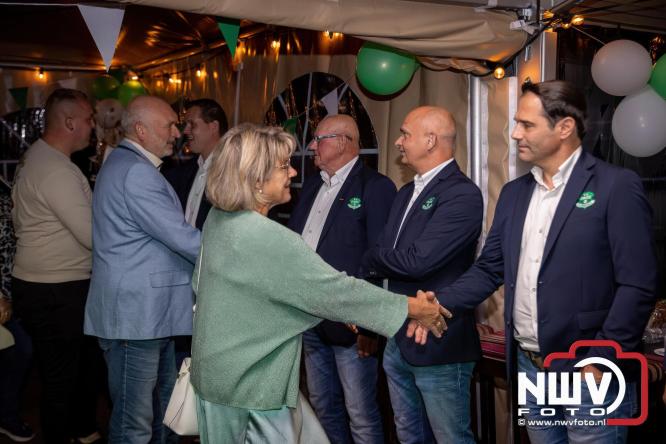 Onder luid applaus en in een tot de nok gevulde feesttent vierde Owios uit Oldebroek haar 100-jarig jubileum met een onvergetelijke receptie. - © NWVFoto.nl