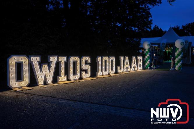 Onder luid applaus en in een tot de nok gevulde feesttent vierde Owios uit Oldebroek haar 100-jarig jubileum met een onvergetelijke receptie. - © NWVFoto.nl