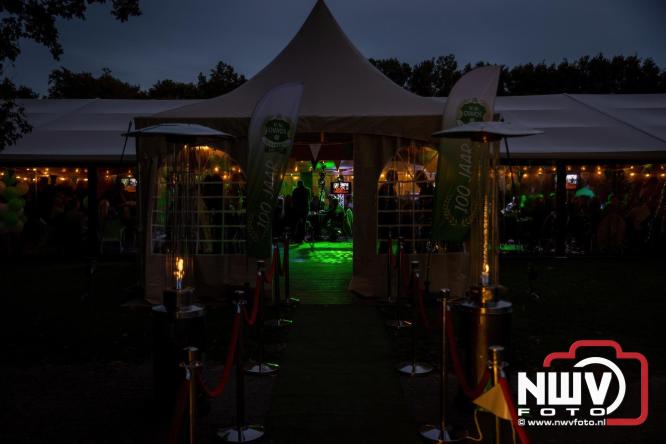 Onder luid applaus en in een tot de nok gevulde feesttent vierde Owios uit Oldebroek haar 100-jarig jubileum met een onvergetelijke receptie. - © NWVFoto.nl