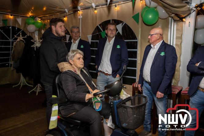 Onder luid applaus en in een tot de nok gevulde feesttent vierde Owios uit Oldebroek haar 100-jarig jubileum met een onvergetelijke receptie. - © NWVFoto.nl