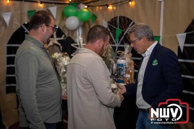 Onder luid applaus en in een tot de nok gevulde feesttent vierde Owios uit Oldebroek haar 100-jarig jubileum met een onvergetelijke receptie. - © NWVFoto.nl