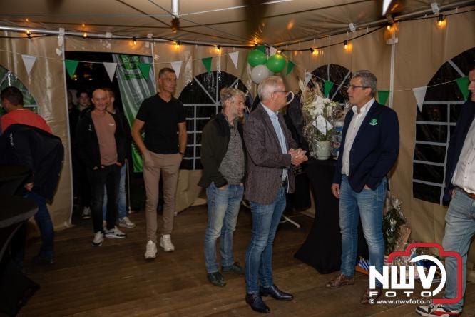 Onder luid applaus en in een tot de nok gevulde feesttent vierde Owios uit Oldebroek haar 100-jarig jubileum met een onvergetelijke receptie. - © NWVFoto.nl