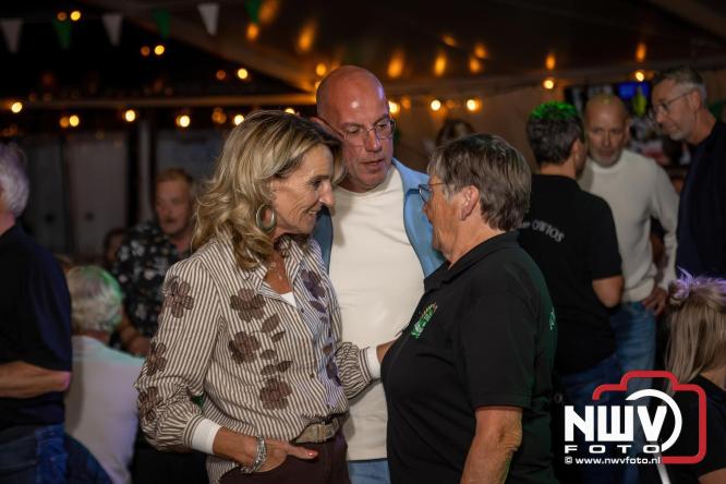 Onder luid applaus en in een tot de nok gevulde feesttent vierde Owios uit Oldebroek haar 100-jarig jubileum met een onvergetelijke receptie. - © NWVFoto.nl