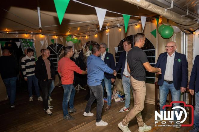 Onder luid applaus en in een tot de nok gevulde feesttent vierde Owios uit Oldebroek haar 100-jarig jubileum met een onvergetelijke receptie. - © NWVFoto.nl