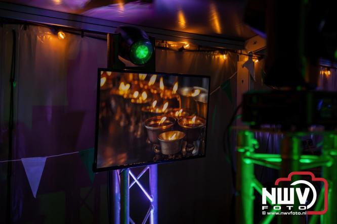 Onder luid applaus en in een tot de nok gevulde feesttent vierde Owios uit Oldebroek haar 100-jarig jubileum met een onvergetelijke receptie. - © NWVFoto.nl
