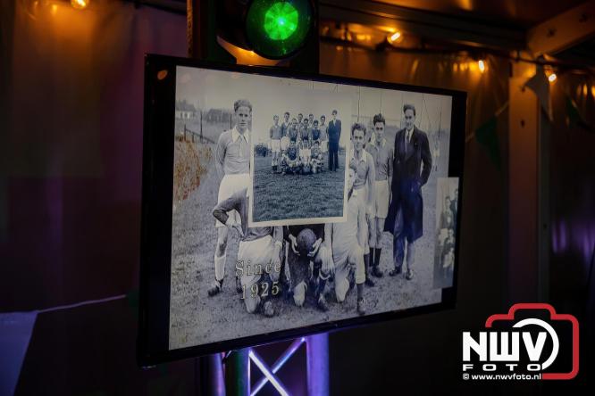 Onder luid applaus en in een tot de nok gevulde feesttent vierde Owios uit Oldebroek haar 100-jarig jubileum met een onvergetelijke receptie. - © NWVFoto.nl