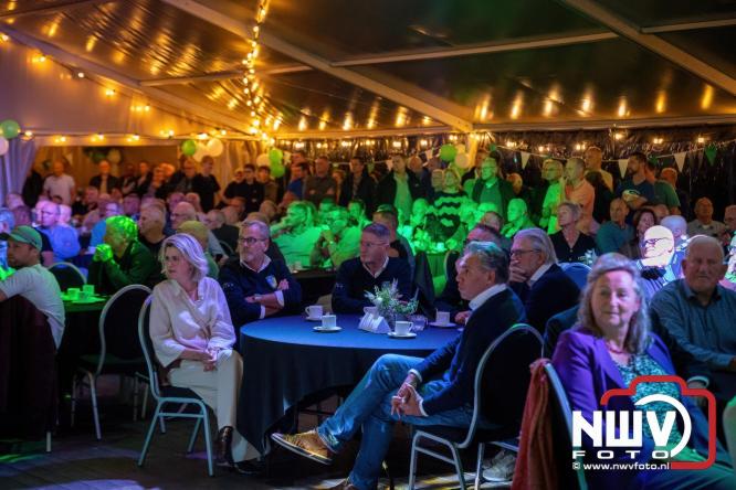 Onder luid applaus en in een tot de nok gevulde feesttent vierde Owios uit Oldebroek haar 100-jarig jubileum met een onvergetelijke receptie. - © NWVFoto.nl