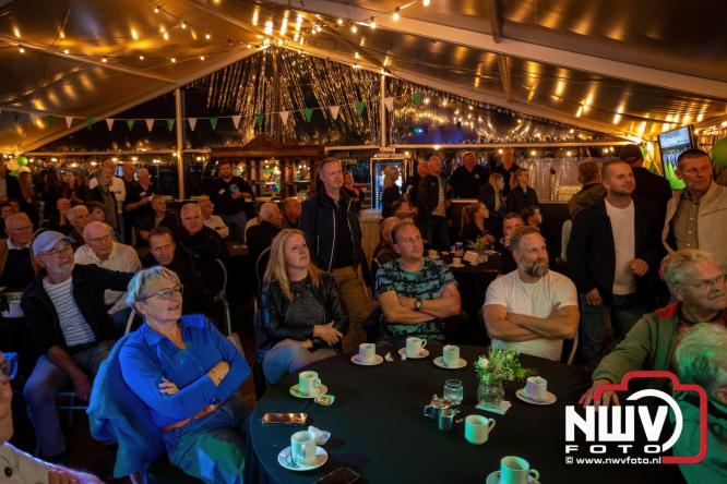 Onder luid applaus en in een tot de nok gevulde feesttent vierde Owios uit Oldebroek haar 100-jarig jubileum met een onvergetelijke receptie. - © NWVFoto.nl