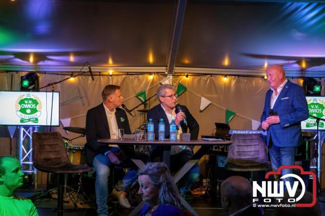 Onder luid applaus en in een tot de nok gevulde feesttent vierde Owios uit Oldebroek haar 100-jarig jubileum met een onvergetelijke receptie. - © NWVFoto.nl