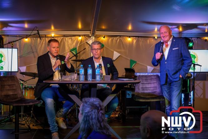 Onder luid applaus en in een tot de nok gevulde feesttent vierde Owios uit Oldebroek haar 100-jarig jubileum met een onvergetelijke receptie. - © NWVFoto.nl