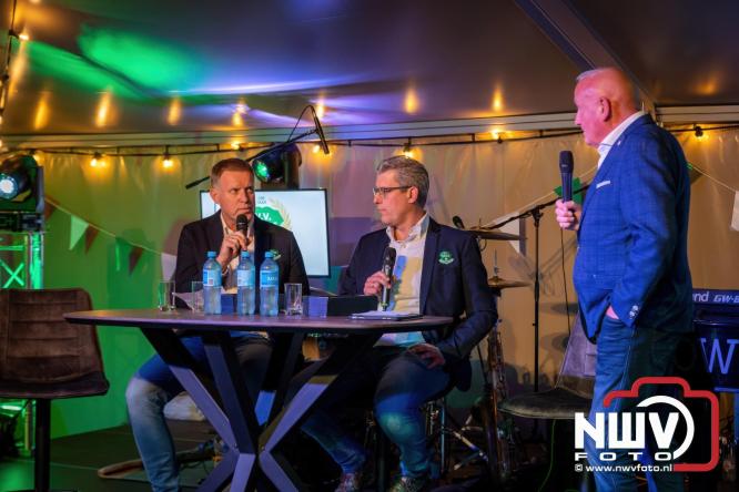 Onder luid applaus en in een tot de nok gevulde feesttent vierde Owios uit Oldebroek haar 100-jarig jubileum met een onvergetelijke receptie. - © NWVFoto.nl