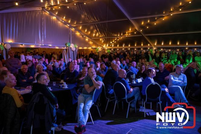 Onder luid applaus en in een tot de nok gevulde feesttent vierde Owios uit Oldebroek haar 100-jarig jubileum met een onvergetelijke receptie. - © NWVFoto.nl