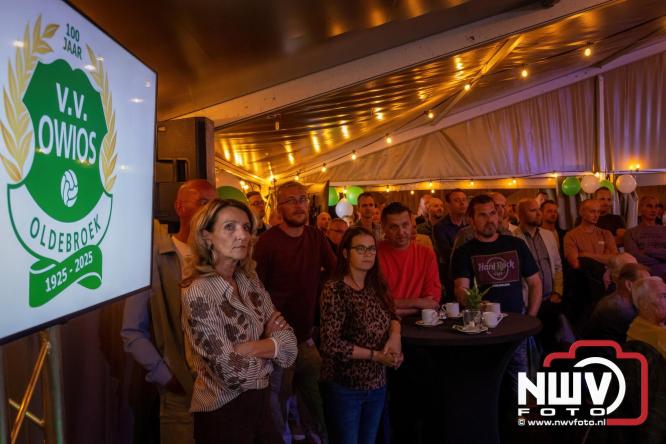 Onder luid applaus en in een tot de nok gevulde feesttent vierde Owios uit Oldebroek haar 100-jarig jubileum met een onvergetelijke receptie. - © NWVFoto.nl