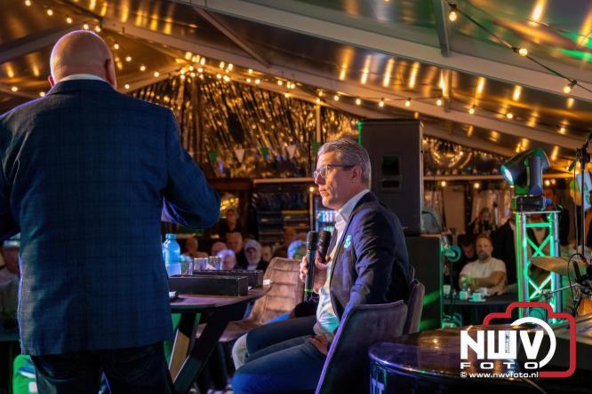 Onder luid applaus en in een tot de nok gevulde feesttent vierde Owios uit Oldebroek haar 100-jarig jubileum met een onvergetelijke receptie. - © NWVFoto.nl