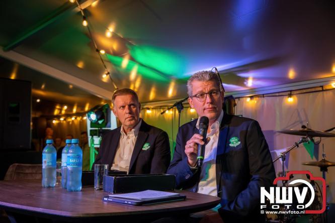 Onder luid applaus en in een tot de nok gevulde feesttent vierde Owios uit Oldebroek haar 100-jarig jubileum met een onvergetelijke receptie. - © NWVFoto.nl
