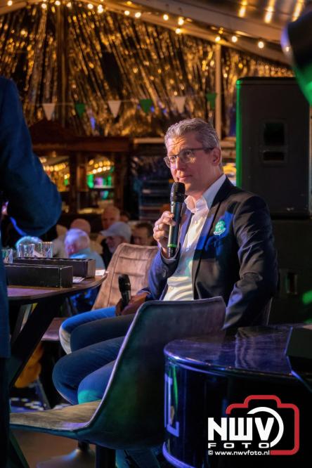 Onder luid applaus en in een tot de nok gevulde feesttent vierde Owios uit Oldebroek haar 100-jarig jubileum met een onvergetelijke receptie. - © NWVFoto.nl