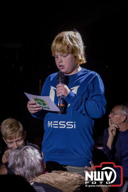Onder luid applaus en in een tot de nok gevulde feesttent vierde Owios uit Oldebroek haar 100-jarig jubileum met een onvergetelijke receptie. - © NWVFoto.nl