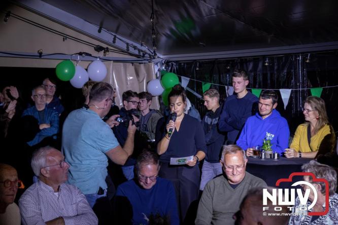 Onder luid applaus en in een tot de nok gevulde feesttent vierde Owios uit Oldebroek haar 100-jarig jubileum met een onvergetelijke receptie. - © NWVFoto.nl