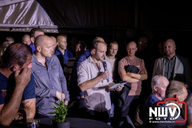 Onder luid applaus en in een tot de nok gevulde feesttent vierde Owios uit Oldebroek haar 100-jarig jubileum met een onvergetelijke receptie. - © NWVFoto.nl