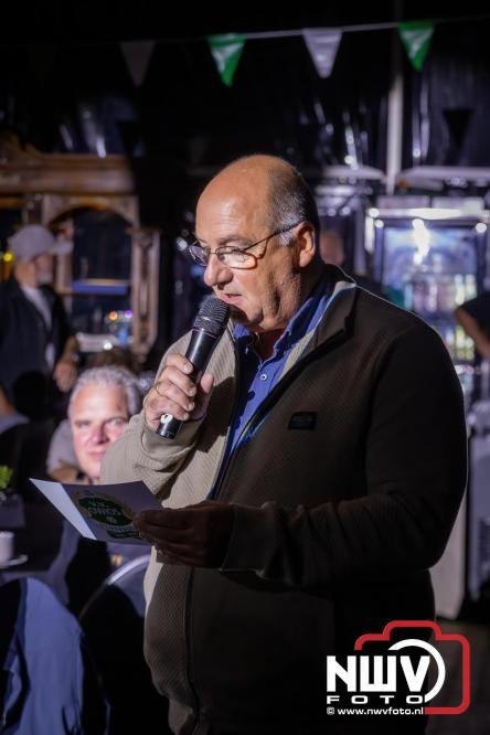 Onder luid applaus en in een tot de nok gevulde feesttent vierde Owios uit Oldebroek haar 100-jarig jubileum met een onvergetelijke receptie. - © NWVFoto.nl