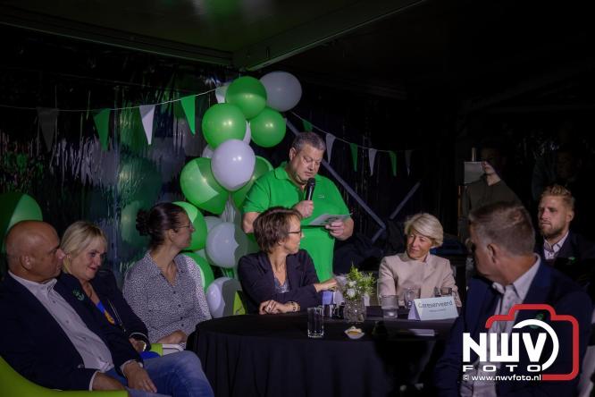 Onder luid applaus en in een tot de nok gevulde feesttent vierde Owios uit Oldebroek haar 100-jarig jubileum met een onvergetelijke receptie. - © NWVFoto.nl