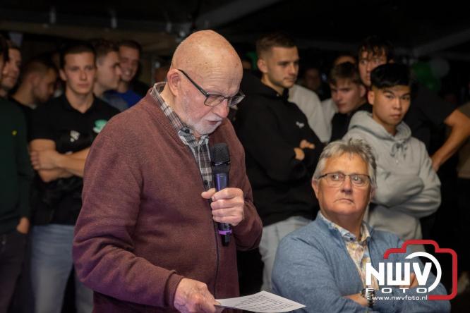 Onder luid applaus en in een tot de nok gevulde feesttent vierde Owios uit Oldebroek haar 100-jarig jubileum met een onvergetelijke receptie. - © NWVFoto.nl