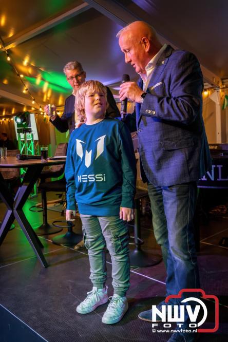 Onder luid applaus en in een tot de nok gevulde feesttent vierde Owios uit Oldebroek haar 100-jarig jubileum met een onvergetelijke receptie. - © NWVFoto.nl