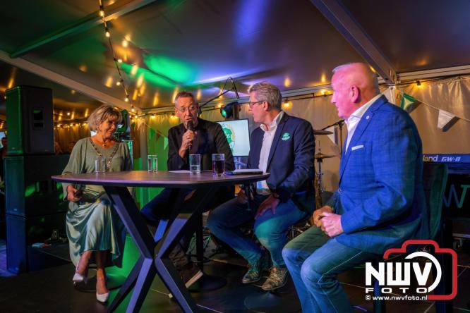 Onder luid applaus en in een tot de nok gevulde feesttent vierde Owios uit Oldebroek haar 100-jarig jubileum met een onvergetelijke receptie. - © NWVFoto.nl