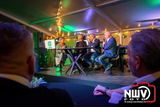 Onder luid applaus en in een tot de nok gevulde feesttent vierde Owios uit Oldebroek haar 100-jarig jubileum met een onvergetelijke receptie. - © NWVFoto.nl