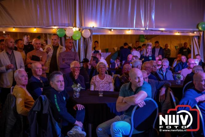 Onder luid applaus en in een tot de nok gevulde feesttent vierde Owios uit Oldebroek haar 100-jarig jubileum met een onvergetelijke receptie. - © NWVFoto.nl