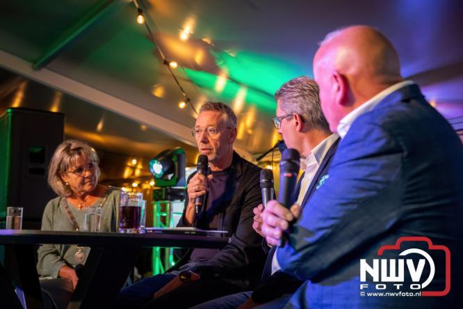 Onder luid applaus en in een tot de nok gevulde feesttent vierde Owios uit Oldebroek haar 100-jarig jubileum met een onvergetelijke receptie. - © NWVFoto.nl