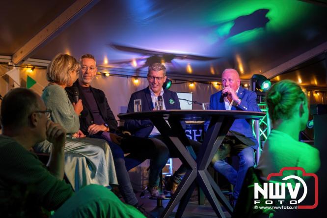 Onder luid applaus en in een tot de nok gevulde feesttent vierde Owios uit Oldebroek haar 100-jarig jubileum met een onvergetelijke receptie. - © NWVFoto.nl