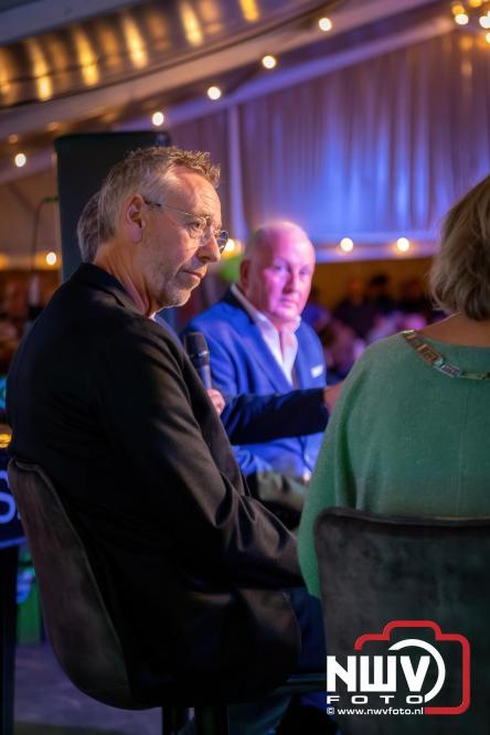 Onder luid applaus en in een tot de nok gevulde feesttent vierde Owios uit Oldebroek haar 100-jarig jubileum met een onvergetelijke receptie. - © NWVFoto.nl