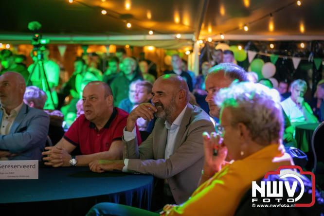 Onder luid applaus en in een tot de nok gevulde feesttent vierde Owios uit Oldebroek haar 100-jarig jubileum met een onvergetelijke receptie. - © NWVFoto.nl