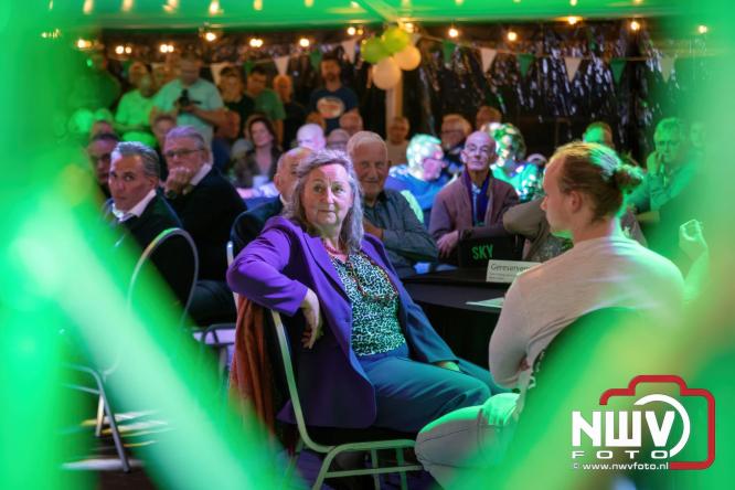 Onder luid applaus en in een tot de nok gevulde feesttent vierde Owios uit Oldebroek haar 100-jarig jubileum met een onvergetelijke receptie. - © NWVFoto.nl